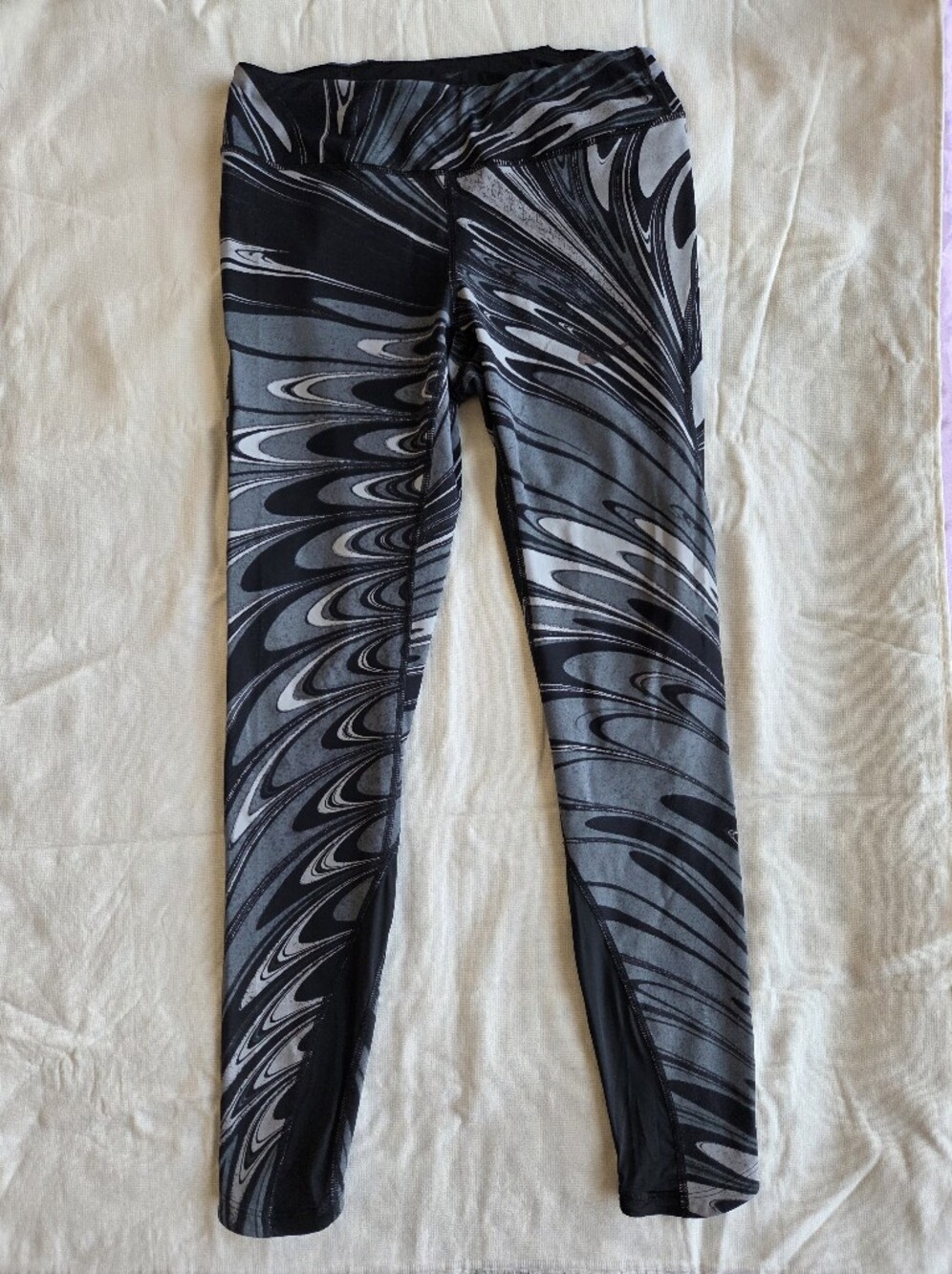 Nike Dri-FIT Women's Leggings Size S – Black & Grey Wave Print